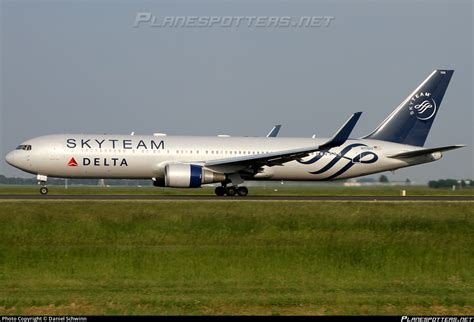 N Dz Delta Air Lines Boeing Er Wl Photo By Daniel Schwinn