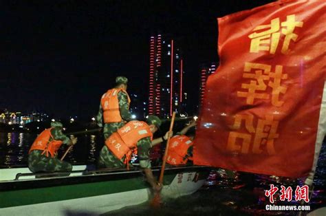 福建武警部队开展夜间水上救援训练 新闻中心 中国网