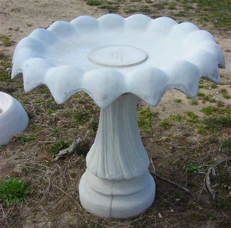 How To Make A Concrete Bird Bath Pedestal / 12 Best Bird Baths To ...