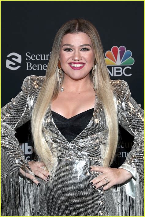 Kelly Clarkson Sings Higher Love To Open The Billboard Music Awards