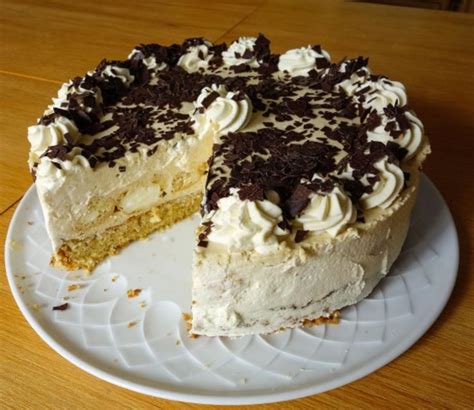 Windbeuteltorte mit Nußboden und Baileys Sahne Rezept kochbar de