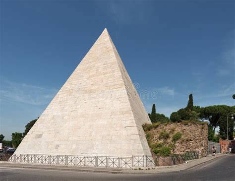 Pyramid of Cestius, Rome, Italy Editorial Image - Image of mausoleum ...