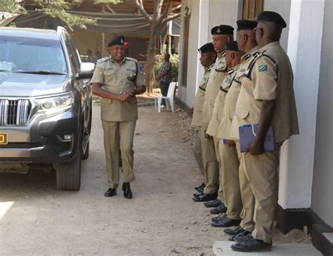 KAMISHNA WA OPERESHENI NA MAFUNZO YA JESHI LA POLISI AKUTANA NA MAOFISA