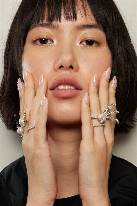 Uñas color nude la manicure transparente se reinventa con estos esmaltes en Primavera Verano