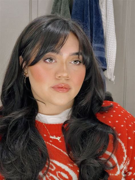 Brunette Sabrina Carpenter Inspired Haircut Bangs With Medium Hair Hair Cuts Hairstyles For