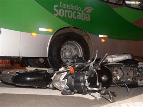 G1 Motociclista fica ferido após se chocar contra ônibus em Sorocaba