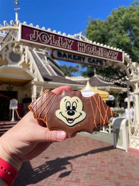 FIRST LOOK: New Halloween Treats Add Extra Spookiness at Disneyland Resort. - MickeyBlog.com