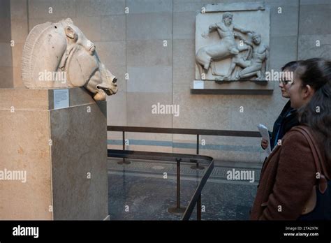 Los Visitantes Del Museo Brit Nico De Londres Admiran La Cabeza Del