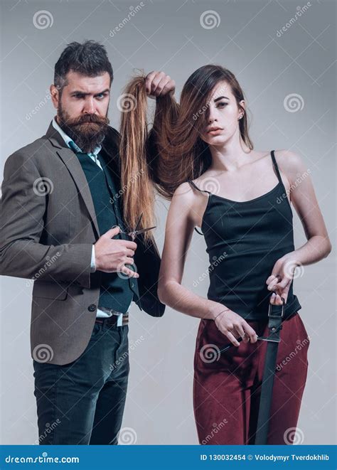 Styliste En Coiffure De Visite D Homme De Barbe Dans Le Salon De