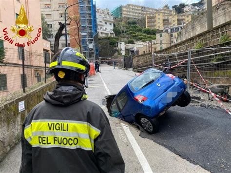 Maltempo A Napoli Auto Inghiottita In Una Voragine La Bussola Tv