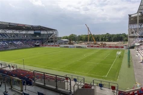 Trwa Budowa Czwartej Trybuny Na Stadionie G Rnika Eska Pl