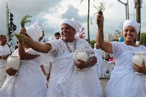 Festa De Iemanj Emociona Multid O De Devotos Na Ponta Da Praia De