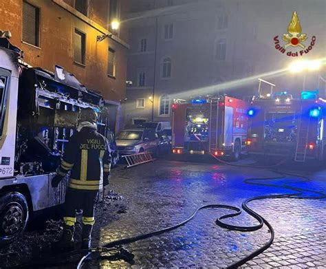 Incendio A Roma Spazzatrice Dell Ama In Fiamme FOTO