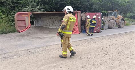 Mandat dla kierowcy i zabrany dowód ciężarówka się stoczyła