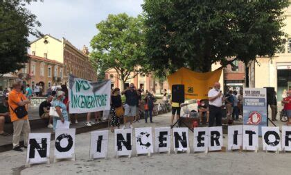 Spegniamo L Inceneritore L Urlo Dei Manifestanti In Piazza