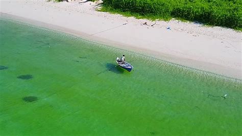 环礁湖周围的豪华海滩是一个无人驾驶的飞机场景 在白沙底浅水中航行mp41080p视频素材下载 编号4891691 潮点视频