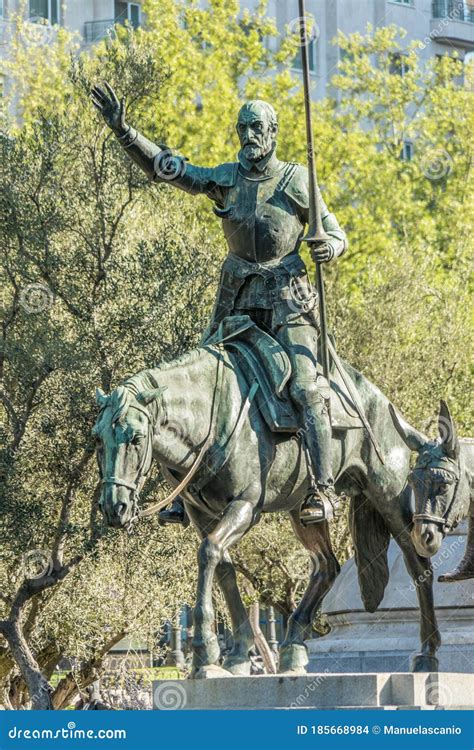 Escultura De Don Quixote Em Monumento De Pedra A Miguel De Cervantes