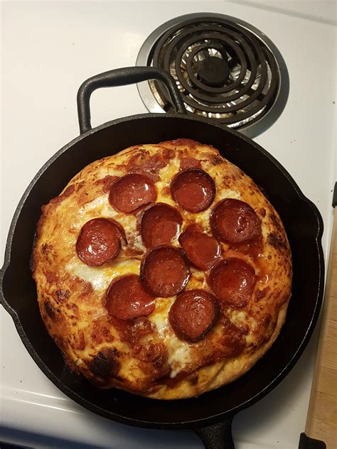 [Homemade] Cast iron skillet pizza : food