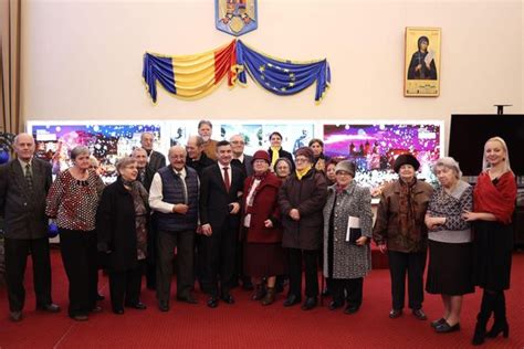 C Teva Sute De Copii Dar I Grupuri De Seniori Au Colindat N Palatul