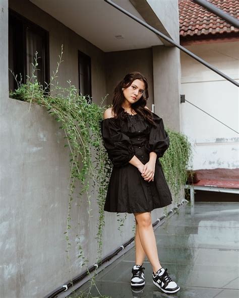 Ootd Dress Dan Sneakers Ala Artis Cocok Buat Kuliah