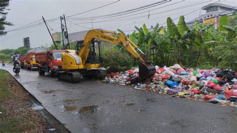 Puluhan Ton Sampah Dari Dua Tps Liar Dibersihkan Dinas Lh Kabupaten