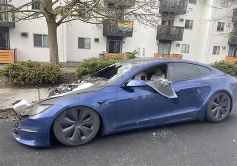 Este Tesla Model S no ardió espontáneamente le prendieron fuego y