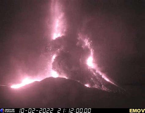 Etna Eruzione Dal Cratere Di Sud Est Nube Lavica Alta Km Video