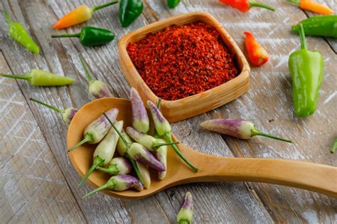 Pimientos En Una Cuchara De Madera Con Escamas De Pimiento Rojo Vista