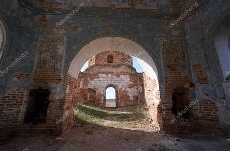 Dentro De Una Antigua Iglesia Abandonada Paredes De Ladrillo En Mal