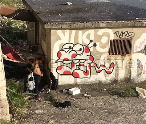 Salerno Accampamento Rom Dove Bimba Vive Tra Topi E Rifiuti Foto