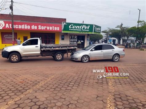 Alta Floresta Automóvel colide na traseira de caminhonete na Praça