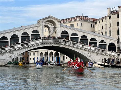 Un Lungo Corteo Acqueo Sul Canal Grande Accoglie Larrivo A Venezia