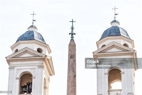 Roma Kota Bersejarah Italia Dengan Menara Gereja Santissima Trinita Dei