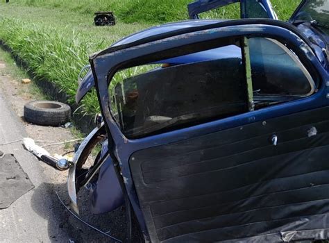 Fusca fica destruído após capotar na Via Dutra em Piraí Sul do Rio e