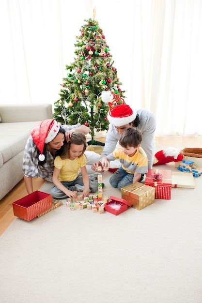 Fam Lia Que Decora Uma Rvore De Natal Foto Premium