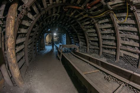 Vieux Convoyeur Dans La Mine Souterraine Photo Stock Image Du