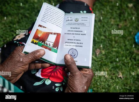 Un Membre De La Communaut Ogiek Lit Un Livret De Jugement Pendant Les