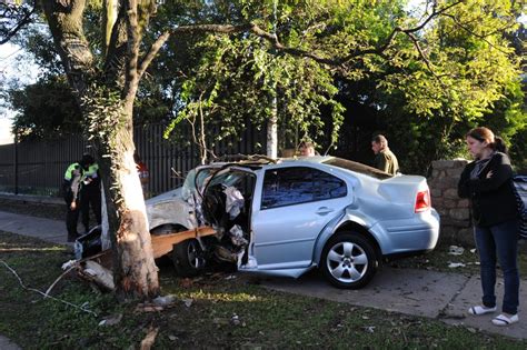 Choc Su Auto Contra Un Rbol Y Muri