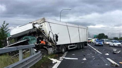 Torino Scontro Tra Tir In Tangenziale Una Motrice In Bilico Sul