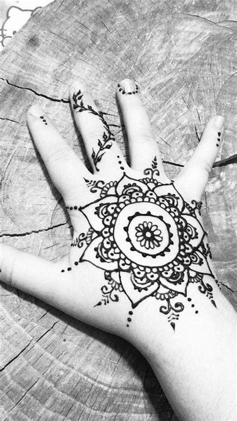 Pin By Maude Desrochers On Henné That I Do♡ Henna Hand Tattoo Hand