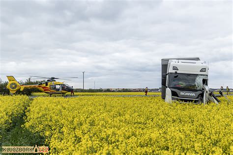 Zderzenie Iveco Daily i Scanii serii R kierowca ciągnika ciężko