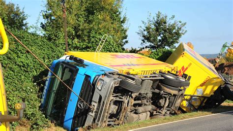 Bad Zwesten Lastwagen kippt auf Bundesstraße in den Graben