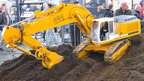 GIGANTIC LIEBHERR EXCAVATOR AT WORK RC MODEL SCALE 1 8 Faszination