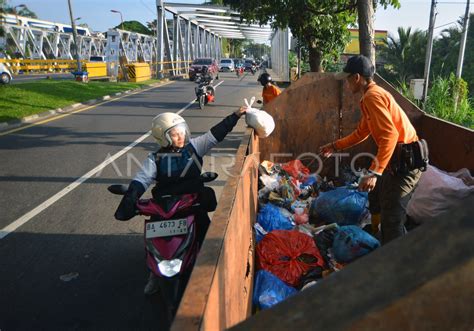 Volume Sampah Di Padang Meningkat Antara Foto