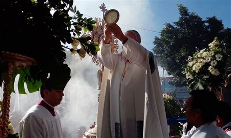 Procesión de Corpus Christi recorre las calles de Puebla