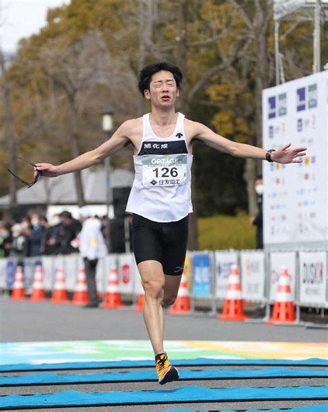 ＜大阪マラソン・びわ湖毎日マラソン統合大会＞4位でゴールする丸山文裕（撮影・平嶋 理子） ― スポニチ Sponichi Annex スポーツ