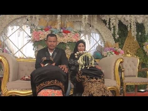 Mengharukan Ketika Pasangan Pengantin Sujud Sungkem Kepada Ke Orang