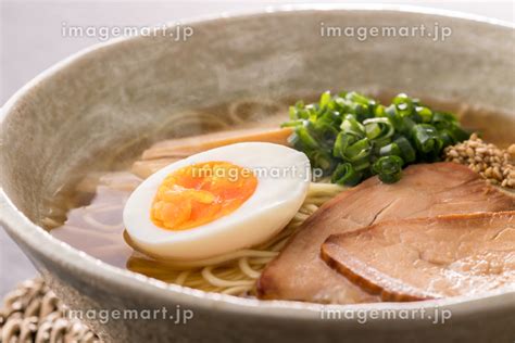 ほんわか湯気の立つ、熱々の醤油ラーメンのアップの写真素材 153361741 イメージマート