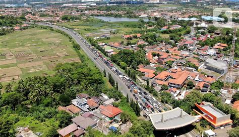 FOTO Pemudik Melonjak Akses Menuju Pelabuhan Merak Macet 7 Km Foto