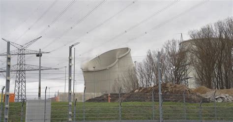 Erster Kühlturm von AKW Biblis binnen Sekunden eingestürzt WEB DE